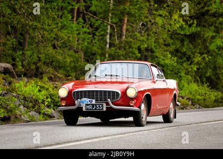 Classic Red Volvo P1800 'The Saint' - an Ascension Day Oldtimer-Rallye von AHS RY, Road 104, Fiskars, Finnland. 26.Mai 2022. Stockfoto