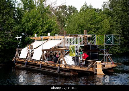 Berlin, Deutschland. 01.. Juni 2022. Das Schiff des documenta-Projekts "Citizenship" liegt vor einem Testlauf im Hafen an der Havel. Für das Projekt wurde die Dachkonstruktion des Berlin Center for Art and Urbanism als Floß neu gestaltet. „Citizenship“ ist mit einem Pedal- und Rudersystem sowie nachhaltigen und recycelten Antriebssystemen ausgestattet. Quelle: Fabian Sommer/dpa/Alamy Live News Stockfoto