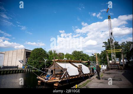 Berlin, Deutschland. 01.. Juni 2022. Das Schiff des documenta-Projekts "Citizenship" liegt vor einem Testlauf im Hafen an der Havel. Für das Projekt wurde die Dachkonstruktion des Berlin Center for Art and Urbanism als Floß neu gestaltet. „Citizenship“ ist mit einem Pedal- und Rudersystem sowie nachhaltigen und recycelten Antriebssystemen ausgestattet. Quelle: Fabian Sommer/dpa/Alamy Live News Stockfoto