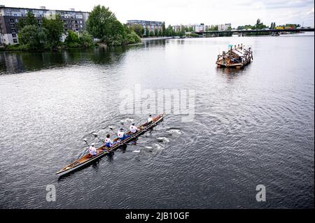 Berlin, Deutschland. 01.. Juni 2022. Das Schiff des documenta-Projekts "Citizenship" wird vom Ruder Club Tegelort über die Havel gezogen. Für das Projekt wurde die Dachkonstruktion des Berlin Center for Art and Urbanism als Floß neu gestaltet. „Citizenship“ ist mit einem Pedal- und Rudersystem sowie nachhaltigen und recycelten Antriebssystemen ausgestattet. Quelle: Fabian Sommer/dpa/Alamy Live News Stockfoto