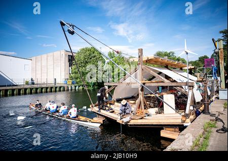 Berlin, Deutschland. 01.. Juni 2022. Das Schiff des documenta-Projekts "Citizenship" wird mit Hilfe des Ruderclubs Tegelort aus dem Hafen geholt. Für das Projekt wurde die Dachkonstruktion des Berlin Center for Art and Urbanism als Floß neu gestaltet. „Citizenship“ ist mit einem Pedal- und Rudersystem sowie nachhaltigen und recycelten Antriebssystemen ausgestattet. Quelle: Fabian Sommer/dpa/Alamy Live News Stockfoto