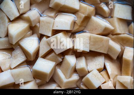 Vollformat gewürfelte Kartoffeln. Rohes Gemüse ohne Schale. Gesunde Ernährung. Essen, Zutaten. Stockfoto