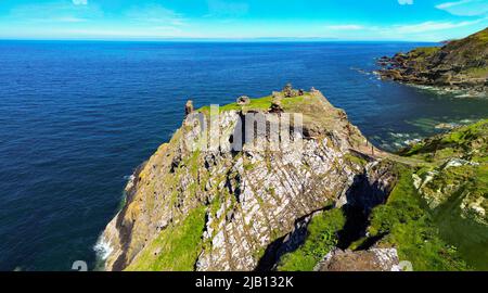 Luftaufnahme von der Drohne der Ruine von Fast Castle auf einer Klippe in Berwickshire, Scottish Borders, Schottland, Großbritannien Stockfoto