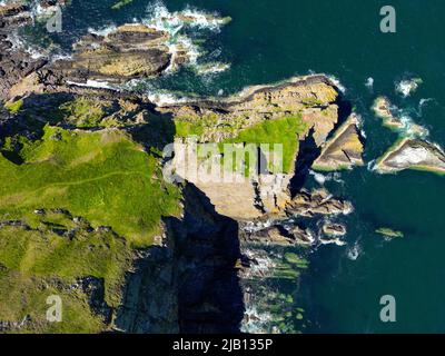 Luftaufnahme von der Drohne der Ruine von Fast Castle auf einer Klippe in Berwickshire, Scottish Borders, Schottland, Großbritannien Stockfoto