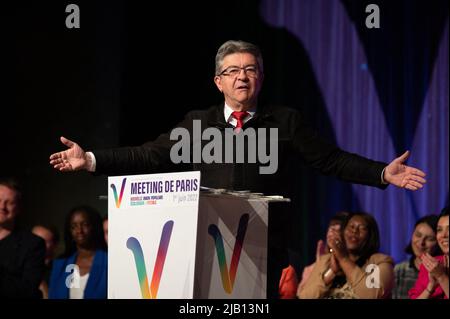Jean Luc Melenchon hält am 1. Juni 2022 vor den Parlamentswahlen am 12-19. Juni in Frankreich eine Rede auf dem Treffen der französischen linken Wahlkoalition Nupes (Nouvelle Union Populaire Ecologique et Sociale - Neue ökologische und soziale Volksunion) in Olympe-de-Gouge in Paris. Foto von Quentin Veuillet/ABACAPRESS.COM Stockfoto
