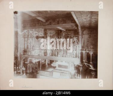 Libusza eine Holzkirche [unerwünscht] Geburt der seligen Jungfrau Maria Innenraum ein Fragment des Kirchenschiffes mit einem Regenbogen das Innere des Presbyteros mit dem Hauptaltar unbekannt Stockfoto