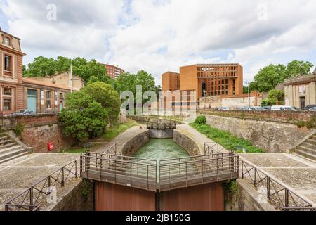 Fluttor zum Brienne-Kanal entlang der Garonne in Toulouse, Frankreich Stockfoto