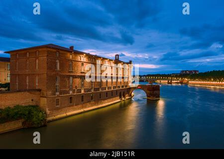 Panorama des Flusses Garonne in Toulouse von der Pont Neuf in der Abenddämmerung Stockfoto