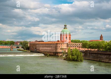 Toulouse, Frankreich. Stadtbild mit dem Fluss Garonne und La Grave Kuppel im Hintergrund bei Sonnenuntergang Stockfoto