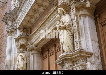 Toulouse, Frankreich. 23.Mai 2022. Die Jungfrau Maria steht am Renaisance-Portal der Kirche Notre Dame de la Dalbade Stockfoto