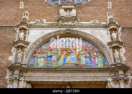 Toulouse, Frankreich. 23.Mai 2022. Renaissance-Tor 16. Jahrhundert und Keramik-Tympanon 19. Jahrhundert Vordertor der Kirche unserer Lieben Frau von der Dalbade Stockfoto