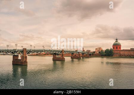 Toulouse, Frankreich. Stadtbild mit dem Fluss Garonne und La Grave Kuppel im Hintergrund bei Sonnenuntergang Stockfoto