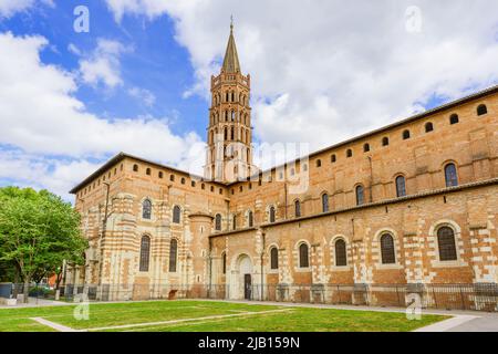 Toulouse, Frankreich. 23.Mai 2022. Außenansicht der Basilica de Saint-Sernin, die behauptet, das größte erhaltene romanische Gebäude zu sein Stockfoto