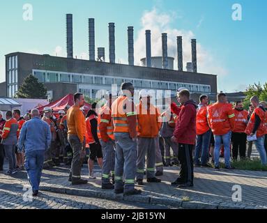 02. Juni 2022, Brandenburg, Eisenhüttenstadt: Ein Warnstreik der Stahlarbeiter bei der ArcelorMittal Eisenhüttenstadt GmbH. Nach zwei ergebnislosen Verhandlungen in der Tarifverhandlungsrunde der ostdeutschen Stahlindustrie verstärkt die IG Metall den Druck auf die Arbeitgeberseite und fordert Warnstreiks. Am Morgen hatten die Mitarbeiter des Stahlwerks ArcelorMittal in Eisenhüttenstadt von 6:00 bis 8:00 Uhr ihre Arbeit eingestellt, um ihre Forderung nach einem fairen und guten Tarifergebnis zu unterstreichen. Die IG Metall fordert zu ostern eine 8,2-prozentige Erhöhung der Monatslöhne für Mitarbeiter Stockfoto