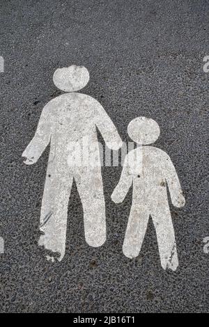 Fußgänger-Schild auf dem Gehweg gestrichen Stockfoto