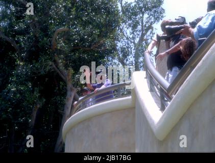 Universal City, California, USA 15.. Juni 1996 Regisseur Steven Spielberg nimmt an der Jurassic Park The Ride Opening in den Universal Studios Hollywood am 15. Juni 1996 in Universal City, Kalifornien, USA Teil. Foto von Barry King/Alamy Stockfoto Stockfoto