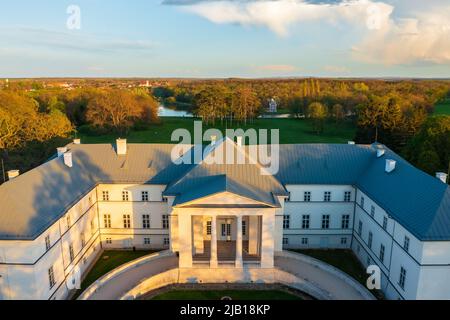 Luftaufnahme über Festetics Castle, das einzige klassizistische Schloss in der Grafschaft Fejér, umgeben vom größten englischen Park in Ungarn. Stockfoto