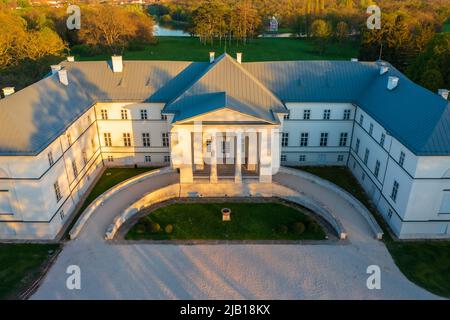 Luftaufnahme über Festetics Castle, das einzige klassizistische Schloss in der Grafschaft Fejér, umgeben vom größten englischen Park in Ungarn. Stockfoto