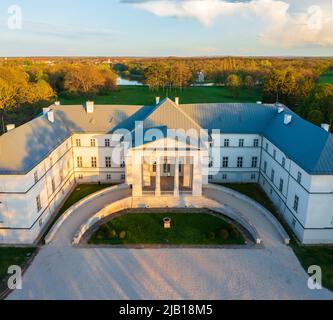 Luftaufnahme über Festetics Castle, das einzige klassizistische Schloss in der Grafschaft Fejér, umgeben vom größten englischen Park in Ungarn. Stockfoto