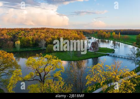 Luftaufnahme über das niederländische Haus im Park des Festetics Palace in Dég, Ungarn. Stockfoto