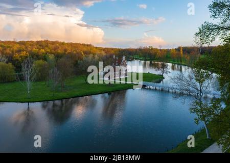 Luftaufnahme über das niederländische Haus im Park des Festetics Palace in Dég, Ungarn. Stockfoto