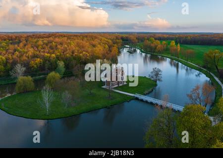 Luftaufnahme über das niederländische Haus im Park des Festetics Palace in Dég, Ungarn. Stockfoto