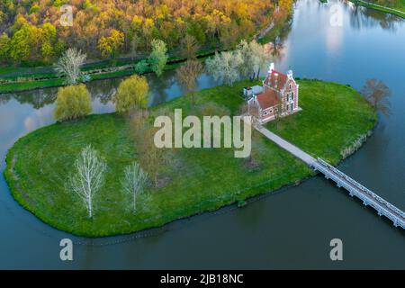 Luftaufnahme über das niederländische Haus im Park des Festetics Palace in Dég, Ungarn. Stockfoto