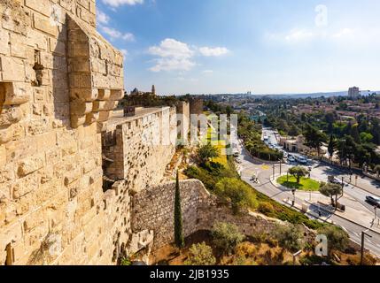 Jerusalem, Israel - 12. Oktober 2017: Mauern und Flanken der Davidsturm-Zitadelle mit alten Stadtmauern über der Hativat Yerushalayim-Straße in Jerusalem Stockfoto