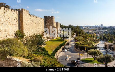 Jerusalem, Israel - 12. Oktober 2017: Mauern und Flanken der Davidsturm-Zitadelle mit alten Stadtmauern über der Hativat Yerushalayim-Straße in Jerusalem Stockfoto