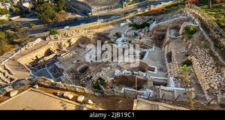 Jerusalem, Israel - 12. Oktober 2017: Archäologische Ausgrabungsstätte in der Nähe des Zionstors vor den Südmauern und der Ma’ale HaShalom Straße in der Altstadt Stockfoto