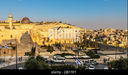 Jerusalem, Israel - 12. Oktober 2017: Panorama des Ölbergs über der Südwand des Tempelbergs und der Al Aqsa Moschee und des Dung Tores in Jerusalem Stockfoto
