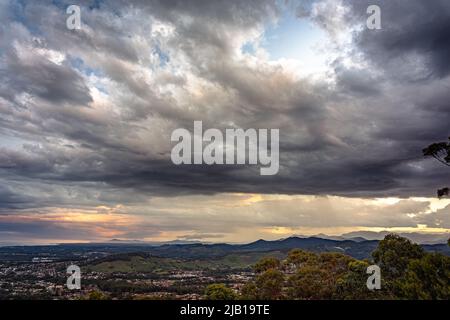 Dramatische Wolken über dem ländlichen NSW in der Nähe von Coffs Harbour, Australien Stockfoto