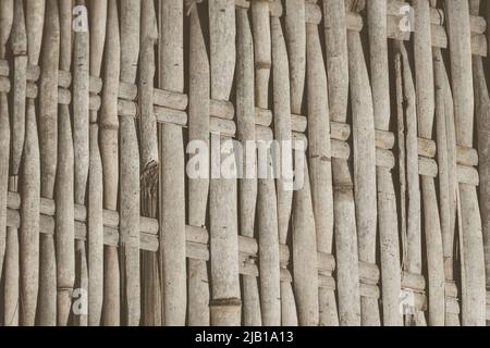 Alte gewebte Bambusdecke, raue Textur schmutzig, Fragment Banner. Diagonale horizontale vertikale Linien, Kontrastschatten. Platz für Text kopieren. Zusammenfassung Stockfoto