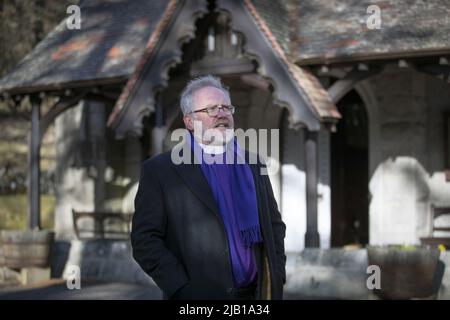 Aktenfoto vom 9/4/2021 von Rev. Ken MacKenzie. Die Ministerin der Kirche, an der die Königin in Schottland teilnimmt, hat gesagt, dass sie mehr an Pfarrverkäufen teilgenommen hat als jede andere lebende Person. Der 62-Jährige ist der Minister der Church of Scotland der Gemeinde Braemar and Crathie in Aberdeenshire, an der die königliche Familie auf Reisen nach Balmoral teilnimmt. Ausgabedatum: Donnerstag, 2. Juni 2022. Stockfoto