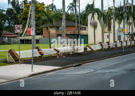 Lismore, New South Wales, Australien - 30. Mai 2022: Gebrochene Zäune im Stadtzentrum nach der Flut Stockfoto