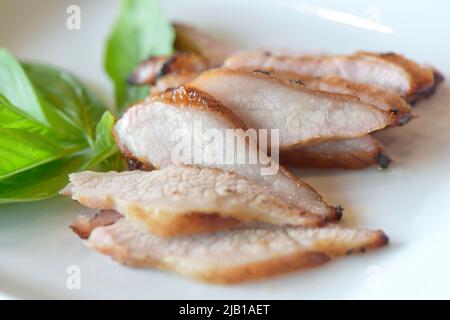 Gegrillter Schweinefleisch-Hals, Nahaufnahme Charcoal-Boiled Schweinefleisch-Hals auf einem Teller Weiß ist ein beliebter Vorspeise in Thailand. Thai Food. Ausgewählter Fokus Stockfoto