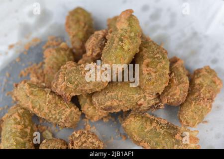 Thailändisches Dessert namens Khao Mao Tod frittierte Bananen mit Kokosnuss. Stockfoto