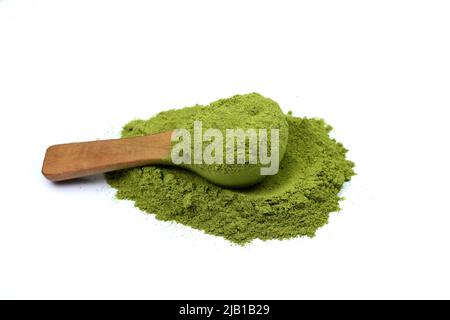 Junge Gerste oder Weizen Grass mit Wodden Schaufel, Detox Superfood, weißer Hintergrund Stockfoto