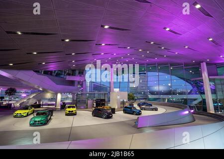 BMW Welt - ein multifunktionales Ausstellungszentrum, das die Ausstellung von Fahrzeugen der Marke BMW kombiniert.München, Bayern, Deutschland Stockfoto