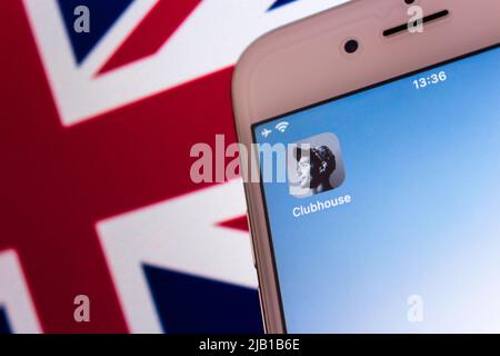 Kumamoto, JAPAN - Feb 15 2021 : Konzeptbild Clubhouse App auf dem iPhone-Bildschirm mit Hintergrund der britischen Flagge. Stockfoto