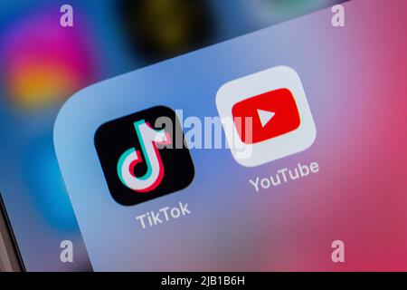 Kumamoto, JAPAN - Feb 15 2021 : TikTok mit Youtube-App auf dem iPhone. TikTok war die am häufigsten heruntergeladene App im App Store im Jahr 2018, bis 2020 übertrifft YouTube Stockfoto