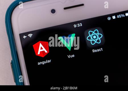 Kumamoto, JAPAN - Feb 15 2021 : Konzeptbild drei Ikonen moderner JS-Bibliotheken (Angular, Vue.js und React) auf dem iPhone. Stockfoto