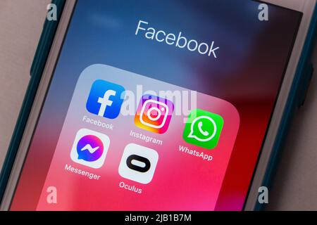 Kumamoto, JAPAN - Feb 15 2021 : Facebook-App mit Instagram, Messenger, WhatsApp und Oculus VR auf einem iPhone. US Big Tech (Big Five, GAFAM) Konzept Stockfoto