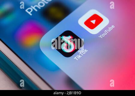 Kumamoto, JAPAN - Feb 15 2021 : TikTok mit Youtube-App auf dem iPhone. TikTok war die am häufigsten heruntergeladene App im App Store im Jahr 2018, bis 2020 übertrifft YouTube Stockfoto