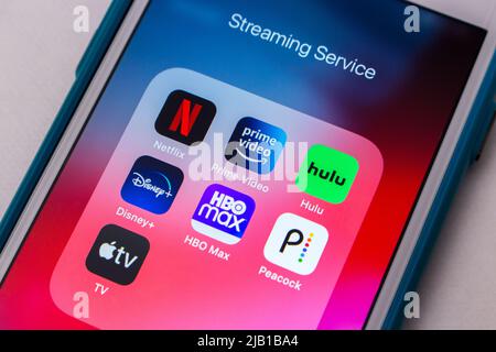 Kumamoto, JAPAN - Feb 15 2021 : Beliebte Streaming-Service-Symbole (Netflix, Prime Video, Hulu, Disney plus, HBO Max, Pfau & Apple TV plus) auf dem iPhone Stockfoto