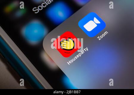 Kumamoto, JAPAN - Feb 15 2021 : Houseparty-App mit Zoom-App auf dem iPhone. Housepetty ist ein Dienst für soziale Netzwerke, der Gruppen-Video-Chats ermöglicht Stockfoto