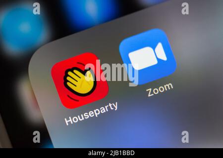 Kumamoto, JAPAN - Feb 15 2021 : Houseparty-App mit Zoom-App auf dem iPhone. Housepetty ist ein Dienst für soziale Netzwerke, der Gruppen-Video-Chats ermöglicht Stockfoto