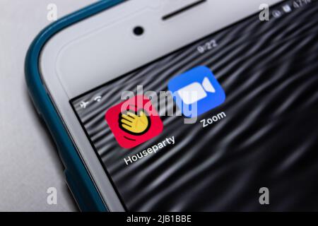 Kumamoto, JAPAN - Feb 15 2021 : Houseparty-App mit Zoom-App auf dem iPhone. Housepetty ist ein Dienst für soziale Netzwerke, der Gruppen-Video-Chats ermöglicht Stockfoto