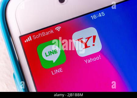 LINE und Yahoo! Japan auf dem iPhone. Yahoo Japan und der beliebte Anbieter von Nachrichten-Apps Line Corp gaben bekannt, dass sie am 1. März 2021 offiziell fusioniert haben Stockfoto