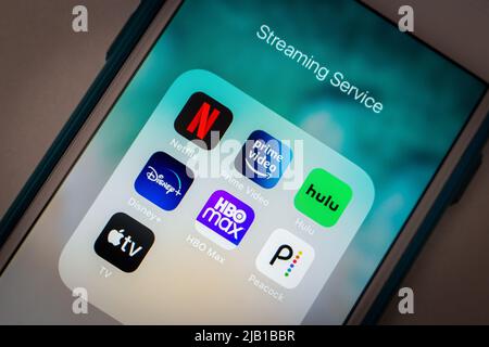 Kumamoto, JAPAN - Feb 15 2021 : Beliebte Streaming-Service-Symbole (Netflix, Prime Video, Hulu, Disney plus, HBO Max, Pfau & Apple TV plus) auf dem iPhone Stockfoto